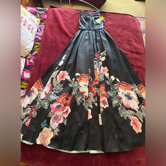 NWT GORGEOUS BLK SHEER FLORAL ILLUSION GOWN SZ 4, 64” LONG W/BUILT IN CRINOLINE - Picture 6 of 10